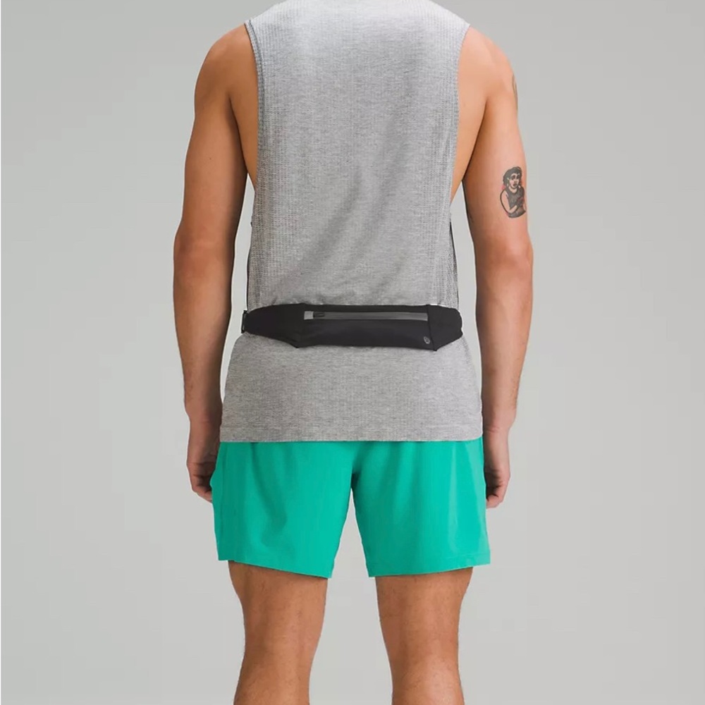 LULULEMON Brand Fast and Free Running Belt Bag in Black Camo Print. Size: S/M